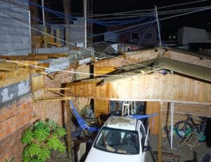 Temporal derruba parede sobre casa em Navegantes