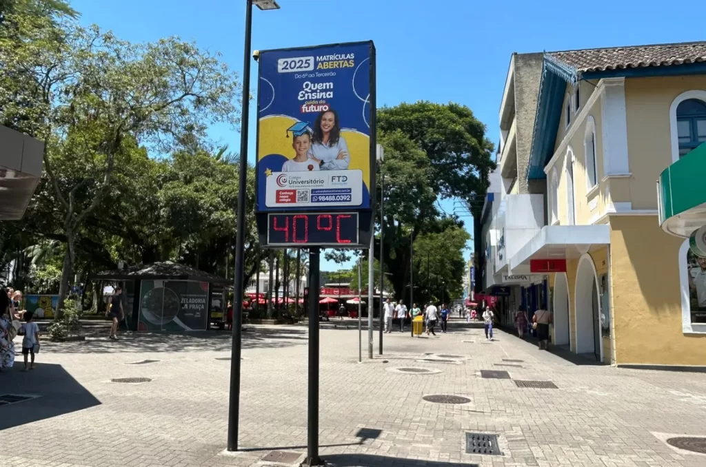 Termômetro da Praça Nereu Ramos, em Criciúma, apontando 40ºC