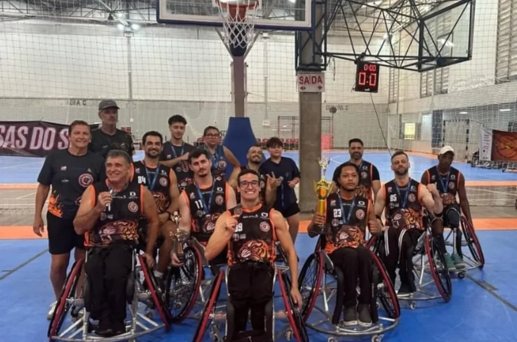 Tigres Sobre Rodas comemorando a conquista do terceiro lugar na Copa Joinville