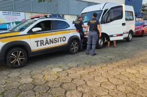 Três vans escolares são guinchadas em Criciúma
