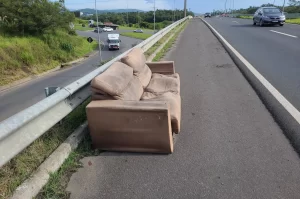 Um sofá em plena Via Rápida de Criciúma