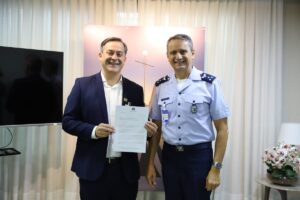 Vaguinho formaliza convite à Esquadrilha da Fumaça