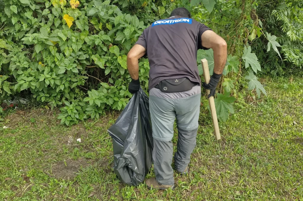 Voluntários participam do mutirão de limpeza no Rio Tubarão, promovido pela prefeitura, recolhendo lixo e revitalizando as margens