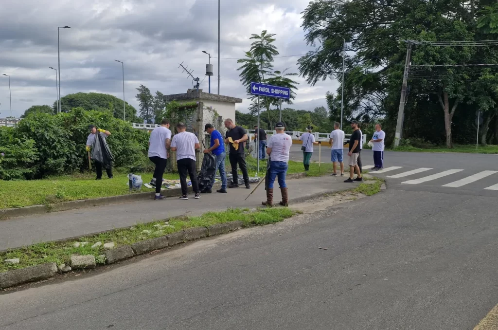 Voluntários participam do mutirão de limpeza no Rio Tubarão, promovido pela prefeitura, recolhendo lixo e revitalizando as margens