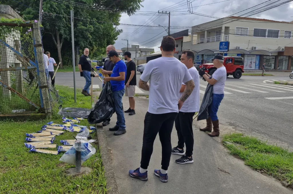 Voluntários participam do mutirão de limpeza no Rio Tubarão, promovido pela prefeitura, recolhendo lixo e revitalizando as margens