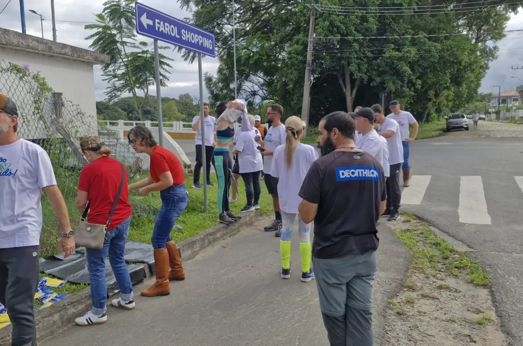 Voluntários participam do mutirão de limpeza no Rio Tubarão, promovido pela prefeitura, recolhendo lixo e revitalizando as margens