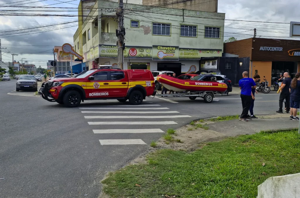 Voluntários participam do mutirão de limpeza no Rio Tubarão, promovido pela prefeitura, recolhendo lixo e revitalizando as margens