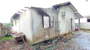 Incêndio provoca estragos em residência em Criciúma
