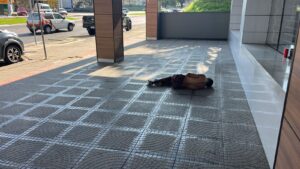 Moradores de rua vivem até em árvores em Criciúma