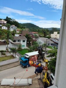 Bombeiros resgatam operário ferido em obra