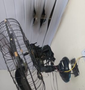 Fogo em ventilador danifica teto de escola no Sul de SC