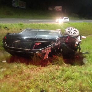 Capotamento deixa condutor ferido em Criciúma