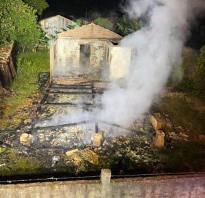 Residência é destruída em Praia Grande
