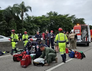 Motocicleta explode em grave acidente na BR-101