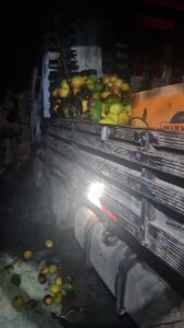 Caminhão pega fogo em galpão na BR-101, em Sombrio