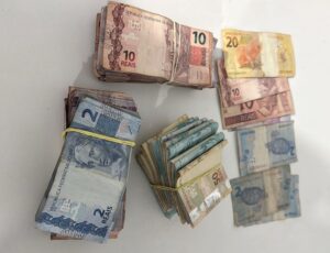 Mulher é presa com R$ 14 mil em Criciúma