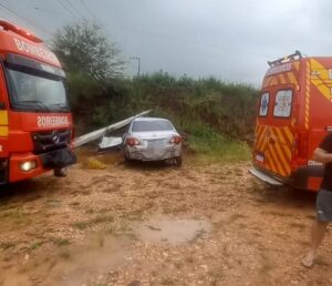 Idoso fica preso em ferragens após acidente em Sangão