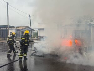 Veículo fica destruído por incêndio em Siderópolis