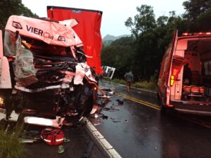 Colisão entre carretas na BR-282 deixa um morto em SC