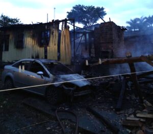 Incêndio destrói veículo e residência em Criciúma