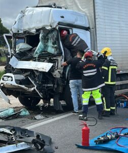 Grave acidente com carretas provoca lentidão na BR-101