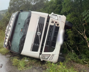 Colisão de carretas na BR-282 deixa uma vítima fatal