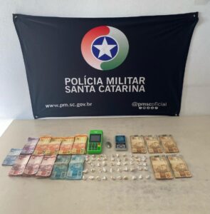Jovem é presa por tráfico de drogas em Araranguá