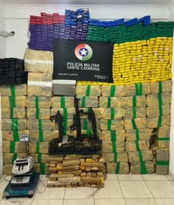 Mais de 1,5 tonelada de droga é apreendida na Palhoça