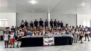 Avaí distribui mil kits escolares para crianças