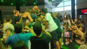 Exposição ilegal de animais põe crianças em risco