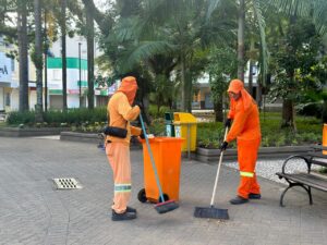 Conheça o gari que leva festa às ruas de Criciúma