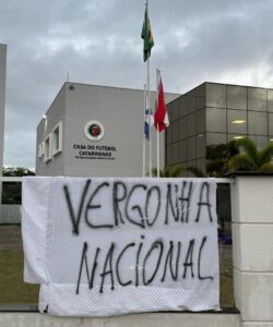 Torcida do Barra protesta na frente da FCF