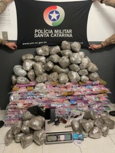 Ação policial prende homem com drogas na Capital