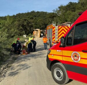 Capotamento deixa condutor ferido em Pedras Grandes