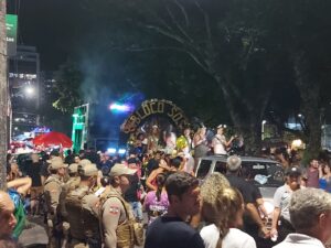 Enterro da Tristeza reúne milhares de foliões