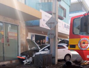 Mulher fica presa em carro após acidente em Turvo