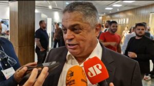 João Rodrigues debocha de Topázio na posse de Julio