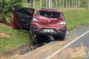 Idosa se envolve em capotamento em Balneário Rincão