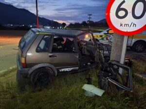 Carro sai da pista e bate em poste na SC-407
