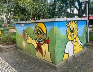 Artista ‘causa’ com pinturas no centro de Criciúma