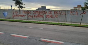 Muro do CFA do Avaí pichado com mensagens políticas
