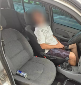 Homem embriagado dorme ao volante em rua movimentada