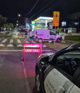Adutora rompe e interdita parte da Av. Madre Benvenuta