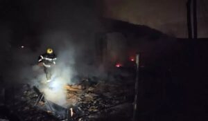 Incêndio destrói casas no bairro Colônia Santana