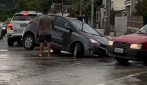 Rompimento de adutora alaga avenida na lagoa 