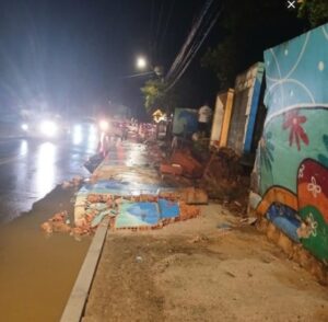 Muro de escola desaba após tempestade na capital
