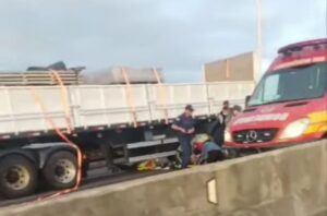 Motociclista cai e é atropelado em ponte de Laguna