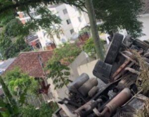 Caminhão perde freio e tomba no bairro Carvoeira