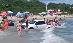 Caminhonete atola na Praia da Daniela