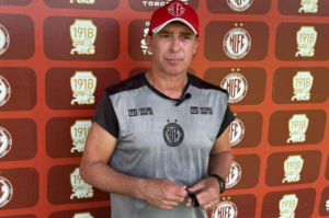 Paulo Baier projeta confronto contra Criciúma